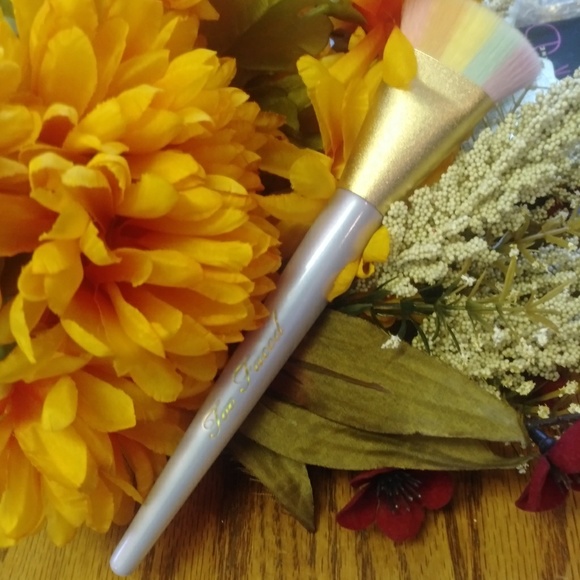 TOO FACED MAGIC RAINBOW STROBING MAKEUP BRUSH - Picture 2 of 6